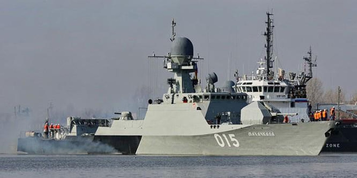 Khinh hạm Buyan-M mang tên lửa Kalibr Nga bị pháo phản lực BM-21 Ukraine bắn trọng thương?