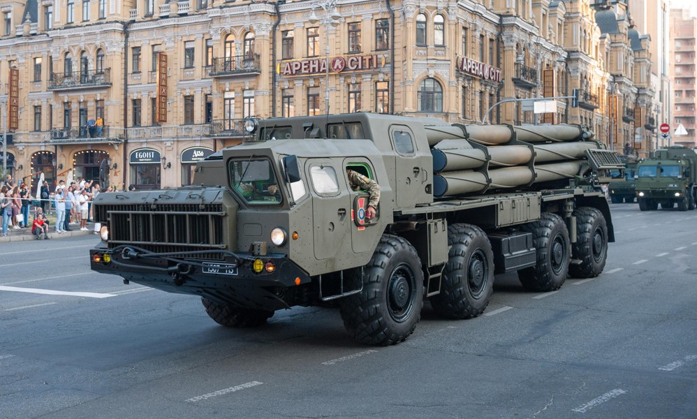 Quân đội Ukraine điều 'cuồng phong lửa' BM-30 tăng cường cho mặt trận Donbass