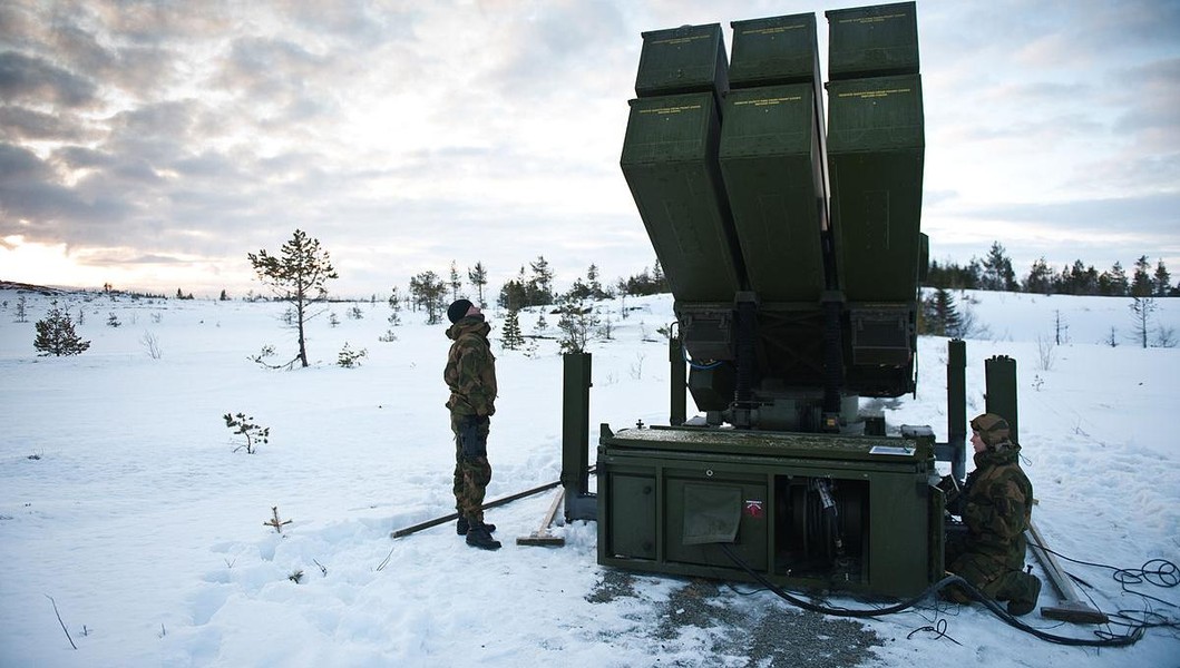 Hệ thống tên lửa phòng không NASAMS Mỹ chuyển cho Ukraine nguy hiểm ra sao?