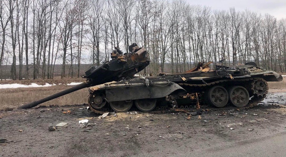 Xe tăng T-72B3 trúng đạn ở Ukraine, kíp lái hoảng sợ bỏ chạy