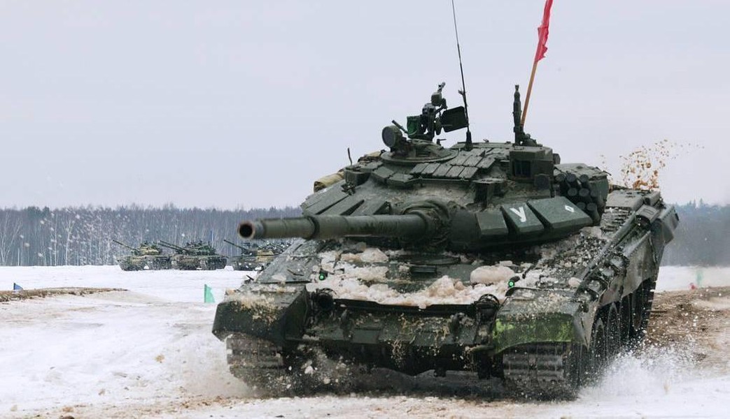 Xe tăng T-72B3 trúng đạn ở Ukraine, kíp lái hoảng sợ bỏ chạy