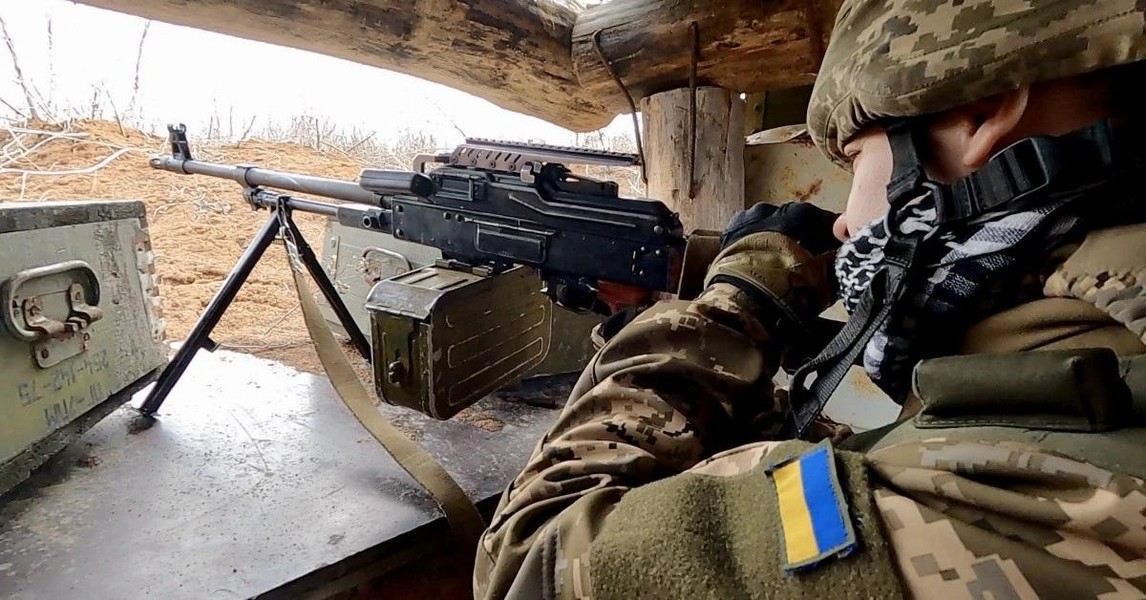 Lính Nga dùng súng máy PKM bắn nổ xe phóng tên lửa S-300 Ukraine