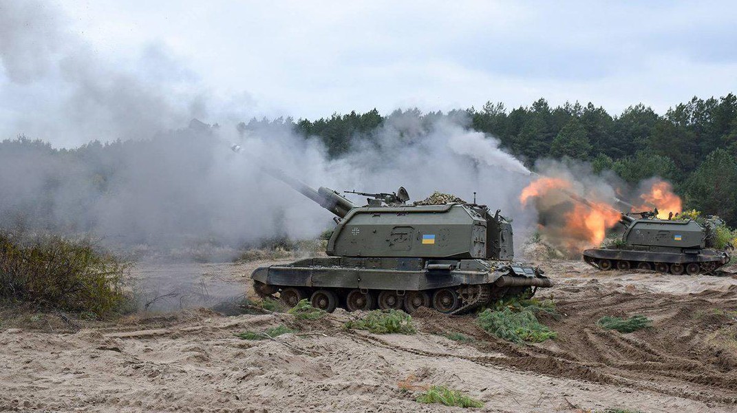 Pháo tự hành 2S19 Msta-S Nga bị tập kích nổ tung cùng kho đạn tại Ukraine