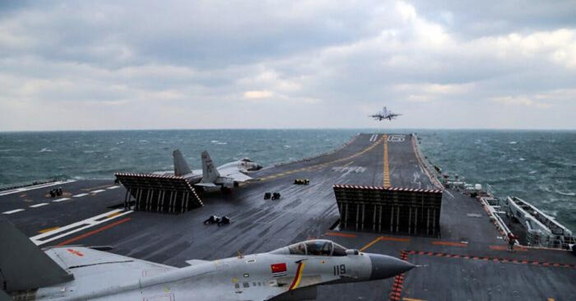 Hai tàu sân bay Trung Quốc cùng rời cảng giữa chuyến đi của bà Pelosi