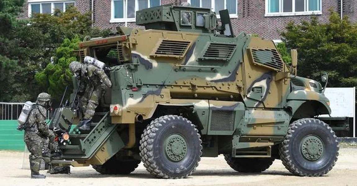 Đoàn thiết giáp MaxxPro Mỹ kéo dài nửa cây số xuất hiện tại Donbass