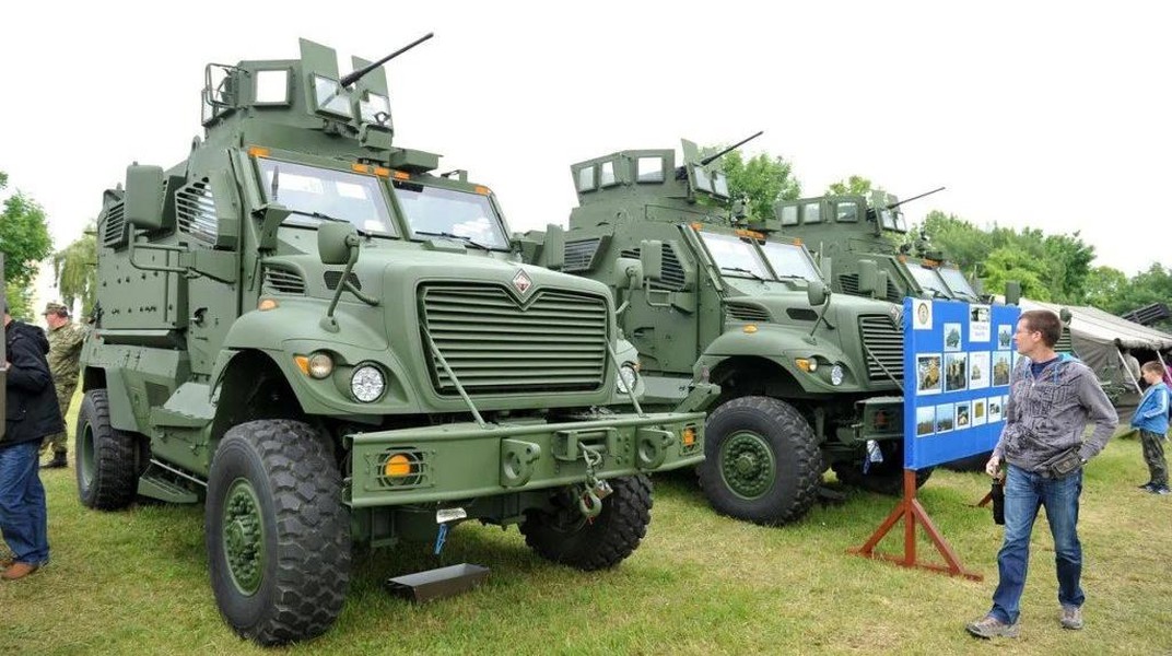 Đoàn thiết giáp MaxxPro Mỹ kéo dài nửa cây số xuất hiện tại Donbass