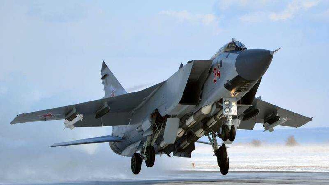 Siêu tiêm kích đánh chặn MiG-31BM Nga lao lên xua đuổi máy bay do thám Anh