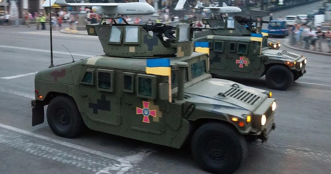 Binh sĩ Ukraine lên thiết giáp Humvee rút lui vẫn bị xe tăng Nga bắn trúng