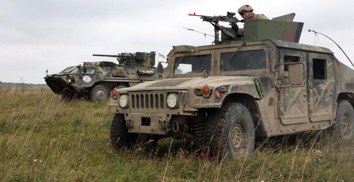 Binh sĩ Ukraine lên thiết giáp Humvee rút lui vẫn bị xe tăng Nga bắn trúng