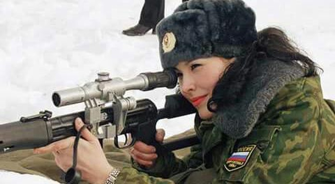 Ông Putin thử súng bắn tỉa huyền thoại Liên Xô SVD khi thị sát thao trường tân binh