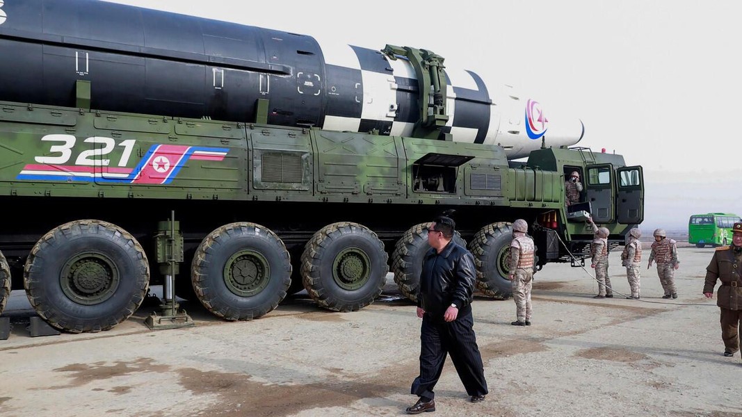 'Tên lửa quái vật' Hwasong-17 Triều Tiên vừa phóng có thể đe dọa nghiêm trọng Mỹ?