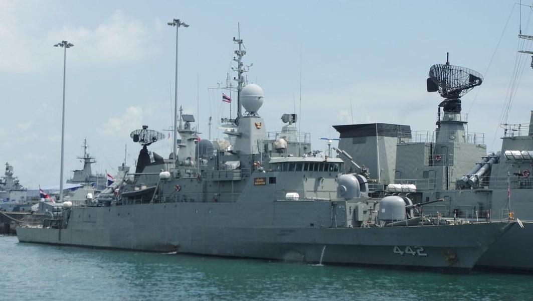 Tàu hộ vệ tên lửa HTMS Sukhothai của hải quân Thái Lan bị sóng đánh chìm