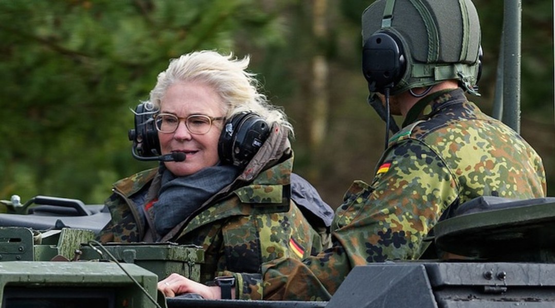 Nữ Bộ trưởng Quốc phòng Đức xin từ chức