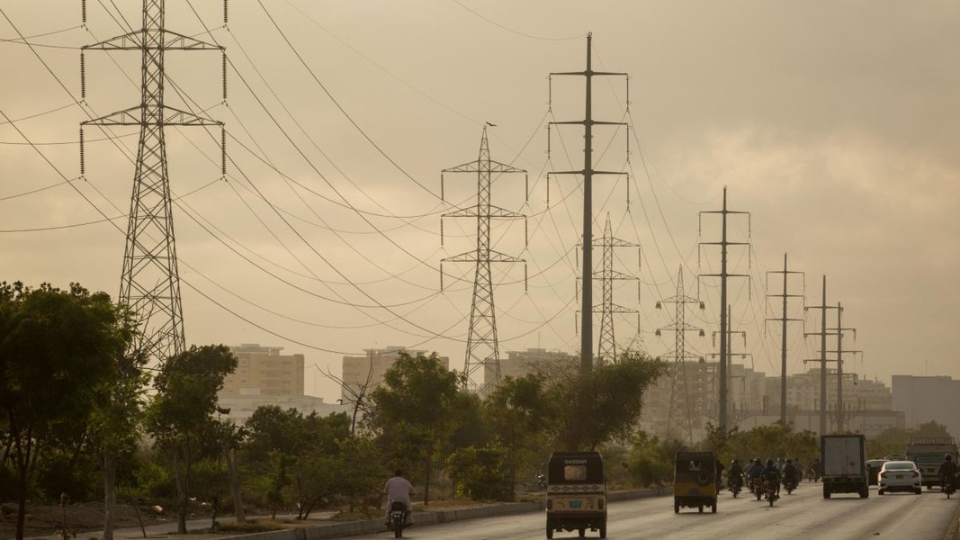 Pakistan chìm vào bóng tối vì mất điện toàn quốc