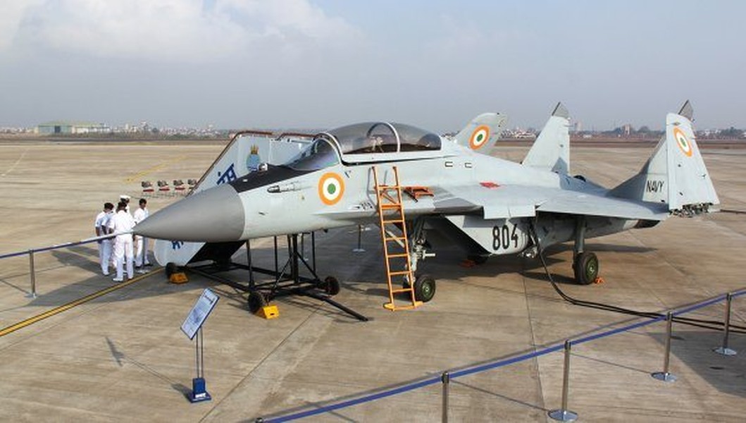Kỷ nguyên mới cho Ấn Độ khi tiêm kích Tejas lần đầu cất, hạ cánh trên tàu sân bay nội địa