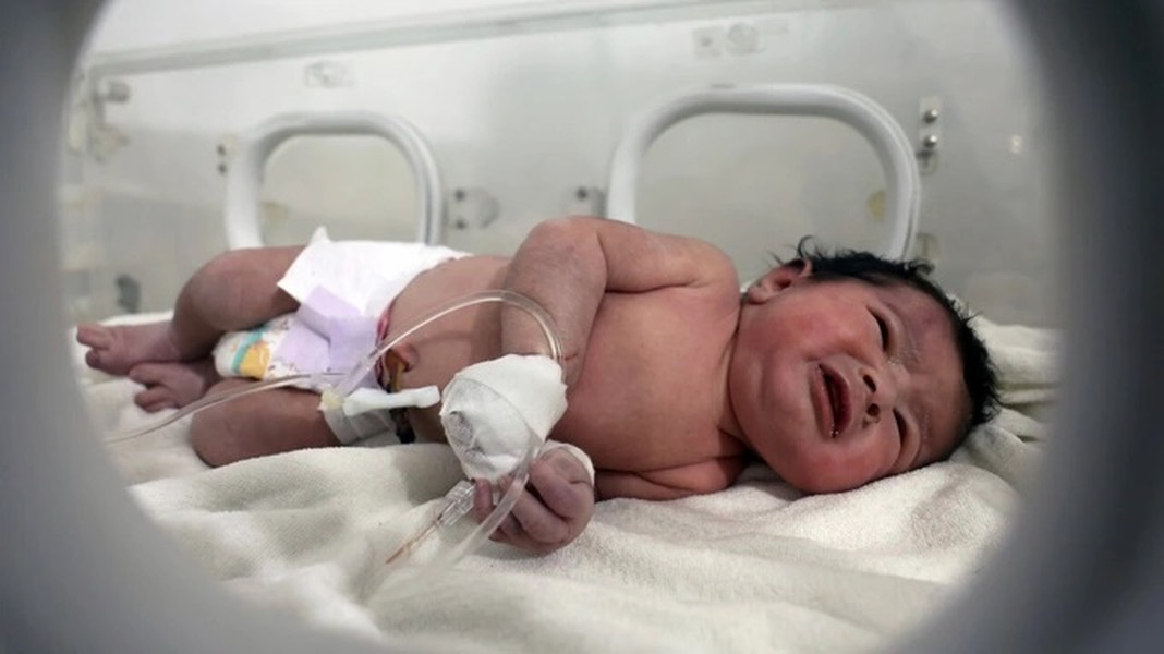 Hàng nghìn người muốn nhận nuôi bé gái với dây rốn dính mẹ ở động đất Syria