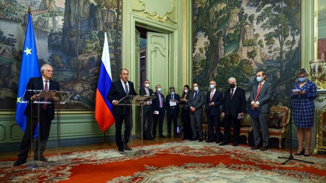 Ông Putin lần đầu đề cập việc Nga chịu áp lực vì lệnh trừng phạt phương Tây, nói sẽ vượt qua