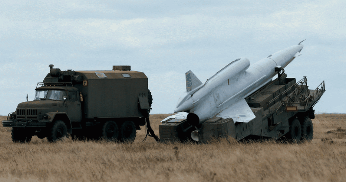 Nga dùng tổ hợp gây nhiễu Pole-21 ép UAV khổng lồ Tu-141 lao xuống đất