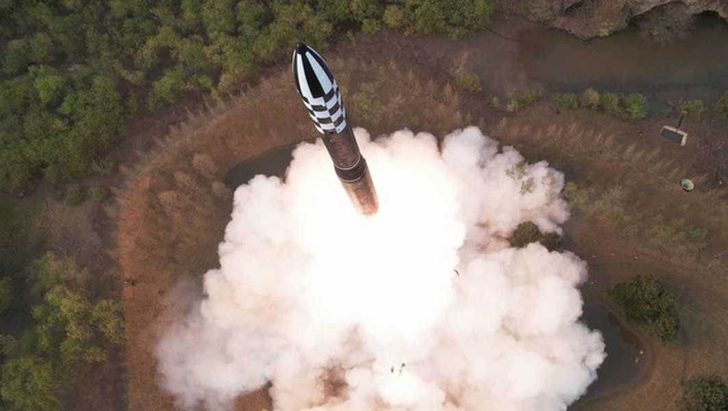 Siêu tên lửa Hwasong-18, 'sức mạnh cán cân' trên bàn đàm phán của Triều Tiên?