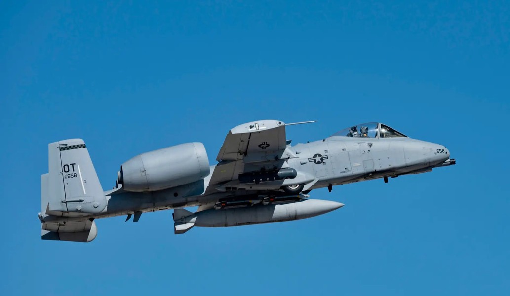 Cường kích A-10 Mỹ mang 16 bom thông minh để tấn công đa mục tiêu cùng lúc