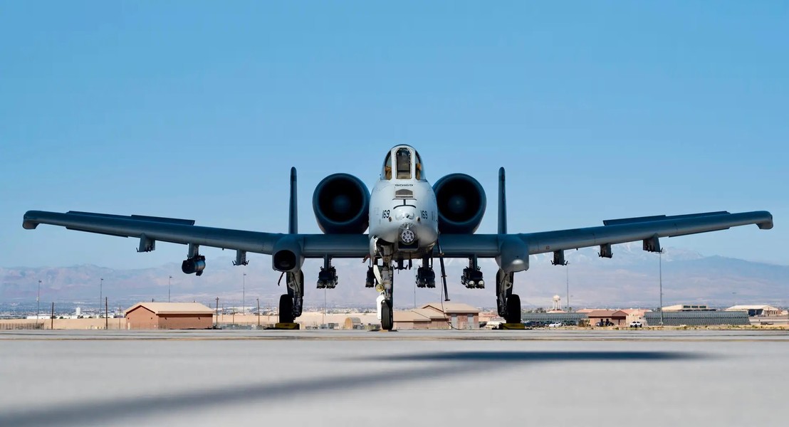 Cường kích A-10 Mỹ mang 16 bom thông minh để tấn công đa mục tiêu cùng lúc