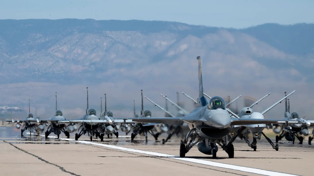 40 tiêm kích F-16V Viper cực nguy hiểm của Mỹ tham gia biểu diễn màn 'voi đi bộ'