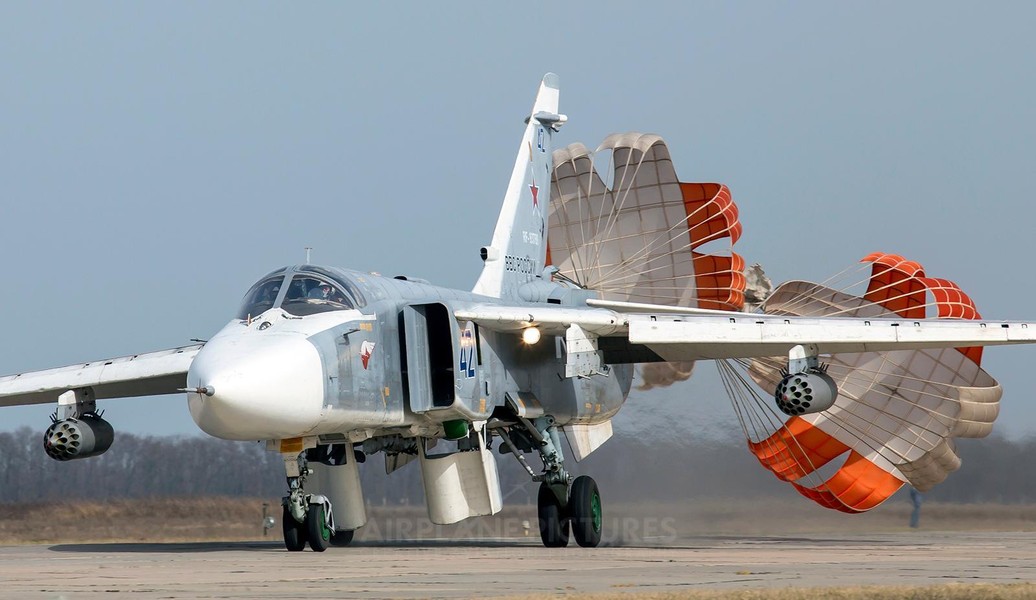 'Kiếm sĩ' Su-24 thời Liên Xô tăng uy lực khi được trang bị tên lửa hành trình phương Tây