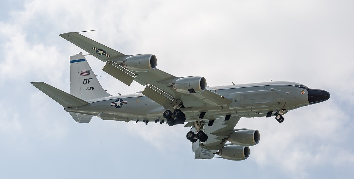 Mỹ tố tiêm kích Trung Quốc áp sát nguy hiểm trinh sát cơ RC-135 ở Biển Đông