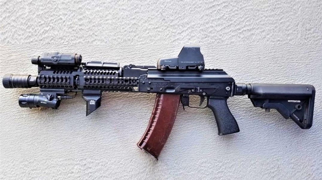 Khẩu AK đặc biệt dành cho đặc nhiệm Nga với thiết kế khác lạ
