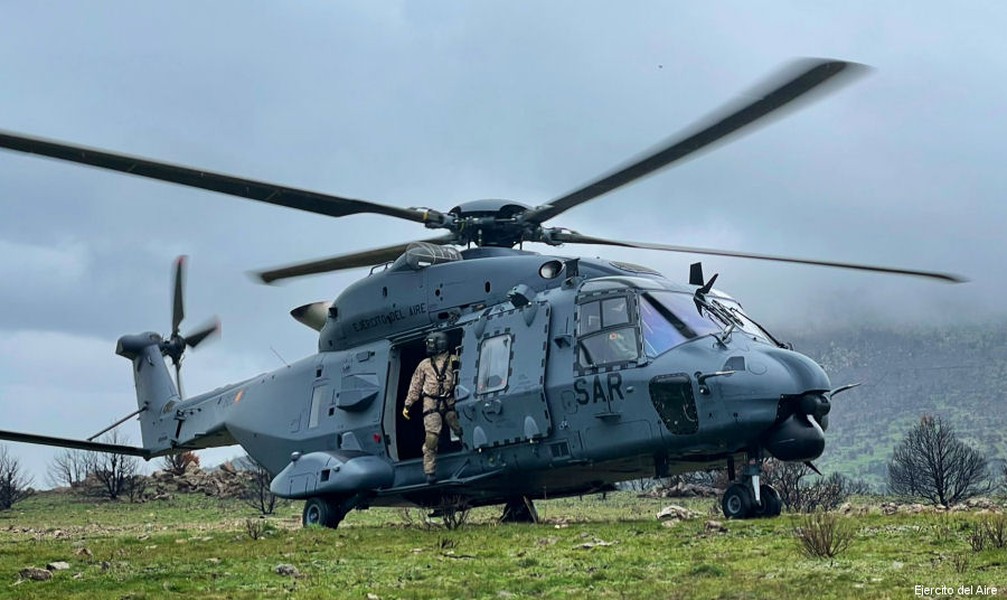 Toàn cảnh vụ lính đặc nhiệm Italy đổ bộ từ trực thăng SH-90A để giải cứu tàu hàng khổng lồ