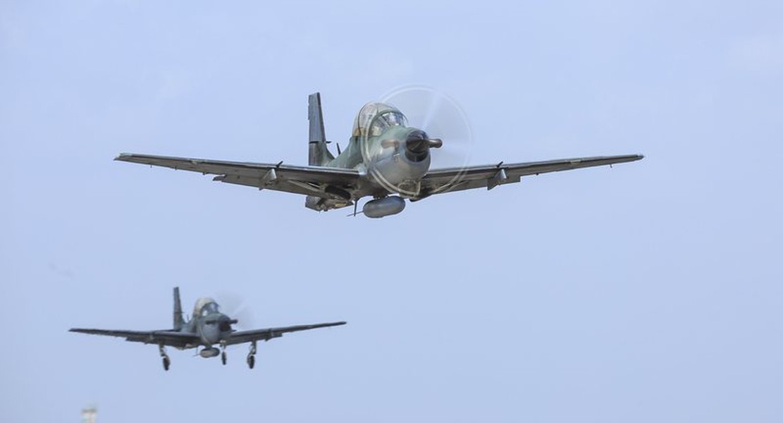Cường kích A-29 Super Tucano Philippines bị tiêm kích Trung Quốc lượn vòng quanh