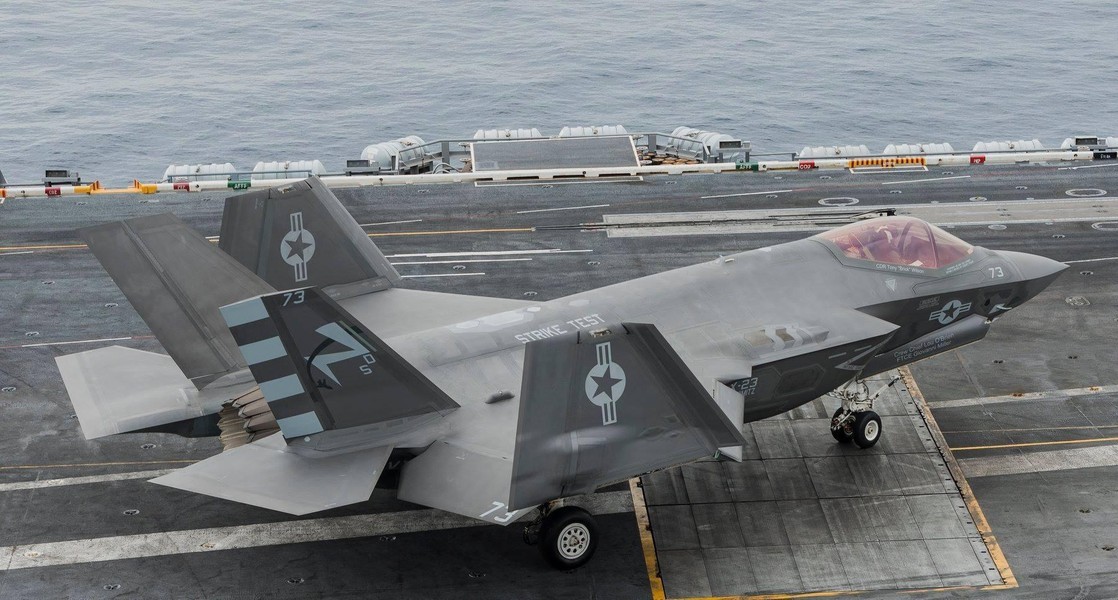 Tiêm kích hạm F-35C lộ diện với lớp sơn phủ như gương