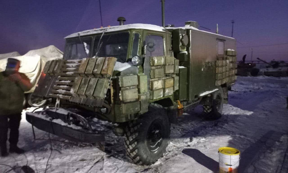 Lính Nga lắp giáp phản ứng nổ Kontakt-1 Liên Xô lên xe tải