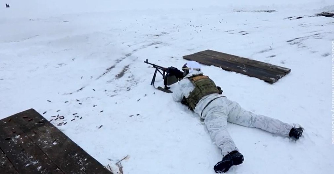 Binh sĩ Nga dùng súng máy PKM huyền thoại bắn hạ UAV 'ma cà rồng' đối phương