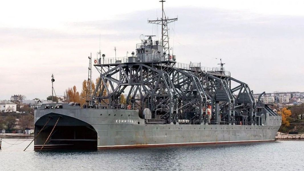 Ukraine tập kích tàu cứu hộ hơn 100 tuổi của Nga