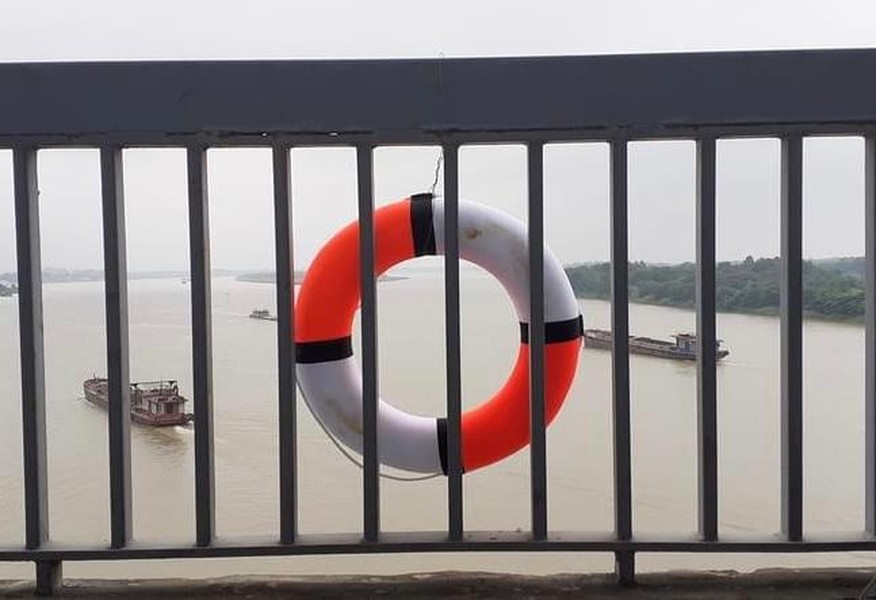 Hàng chục phao cứu sinh xuất hiện trên các cây cầu của Hà Nội