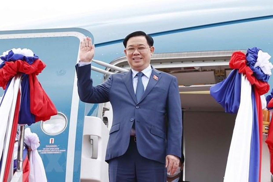 Chủ tịch Quốc hội Vương Đình Huệ bắt đầu thăm chính thức Lào