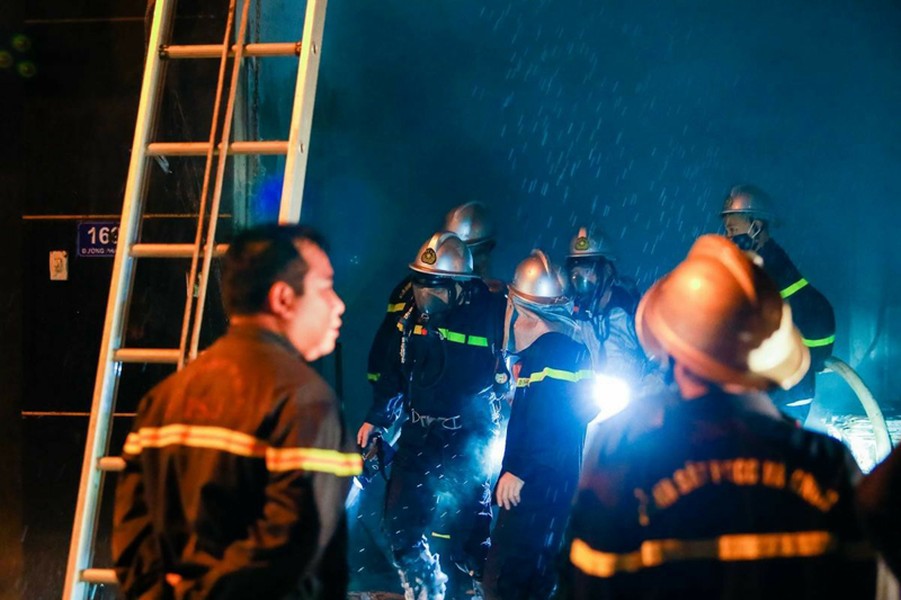 Những hình ảnh xúc động về người lính cứu hỏa cứu người tại đám cháy có nhiều bình khí gas ở Đan Phượng