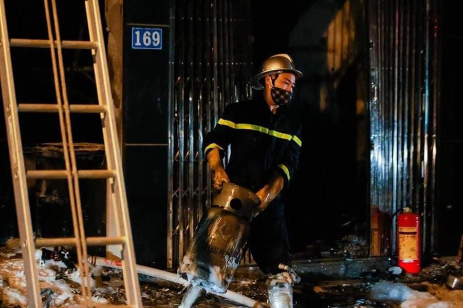 Những hình ảnh xúc động về người lính cứu hỏa cứu người tại đám cháy có nhiều bình khí gas ở Đan Phượng