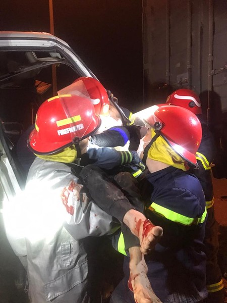 Cứu nạn 3 người bị thương sau vụ tông xe trên cầu Thanh Trì