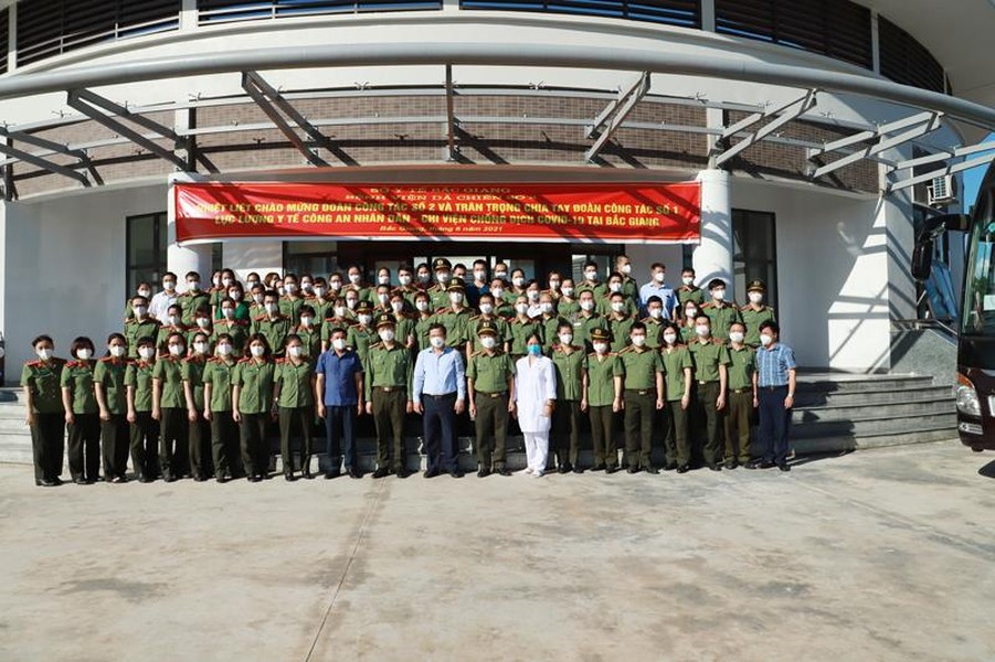 Rời 'vùng dịch' Bắc Giang, các chiến sỹ Công an khoác Blouse trắng sẵn sàng bắt tay nhiệm vụ mới