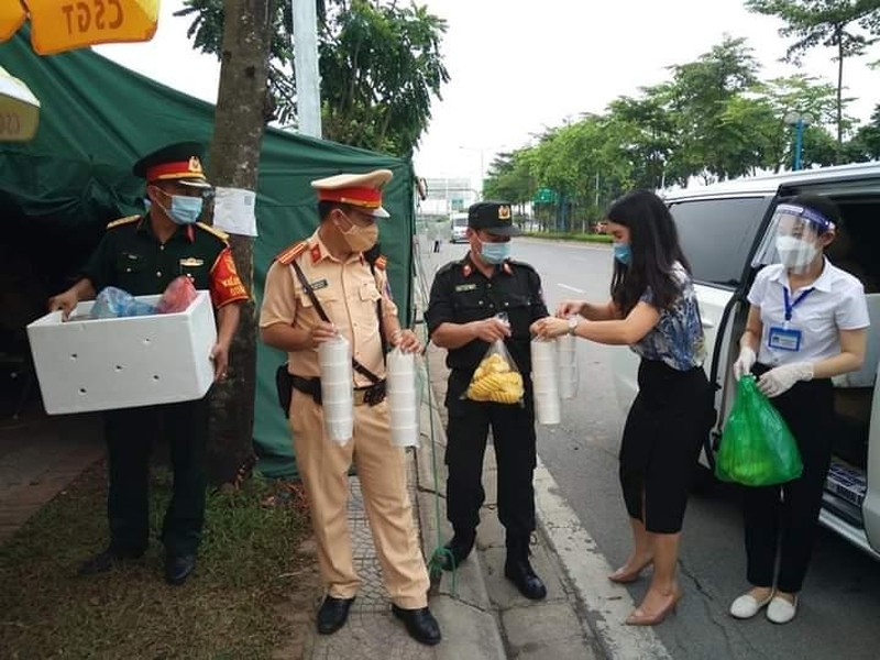 Nhân dân 'canh nóng, cơm dẻo' mang đến chốt trực phòng chống Covid cửa ngõ Thủ đô