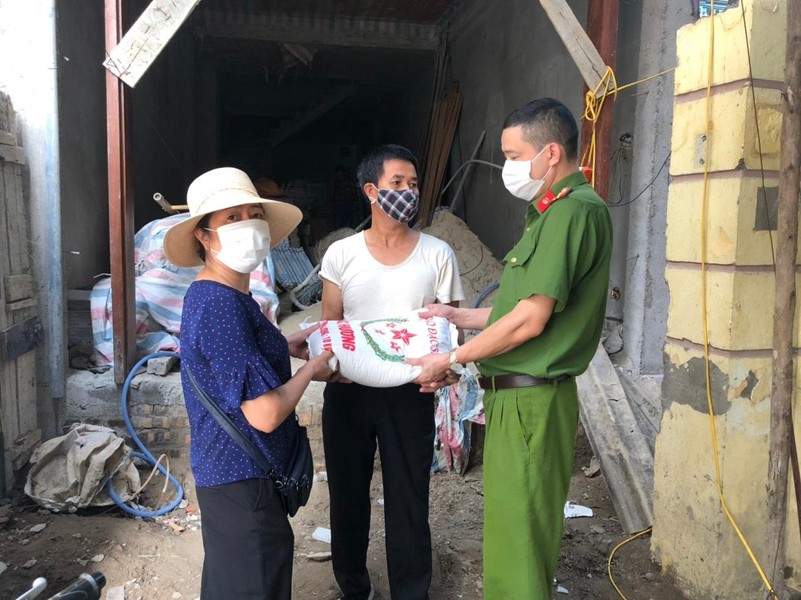  Công an phường Xuân La trao gạo và nhu yếu phẩm cho những người dân ở vùng cách ly 