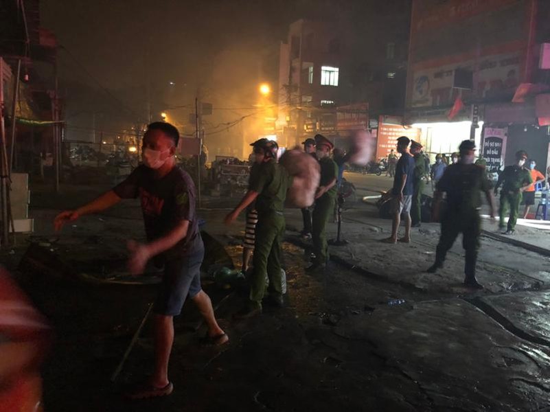 Lực lượng Công an trắng đêm cứu hộ tài sản giúp dân trong vụ cháy ki ốt