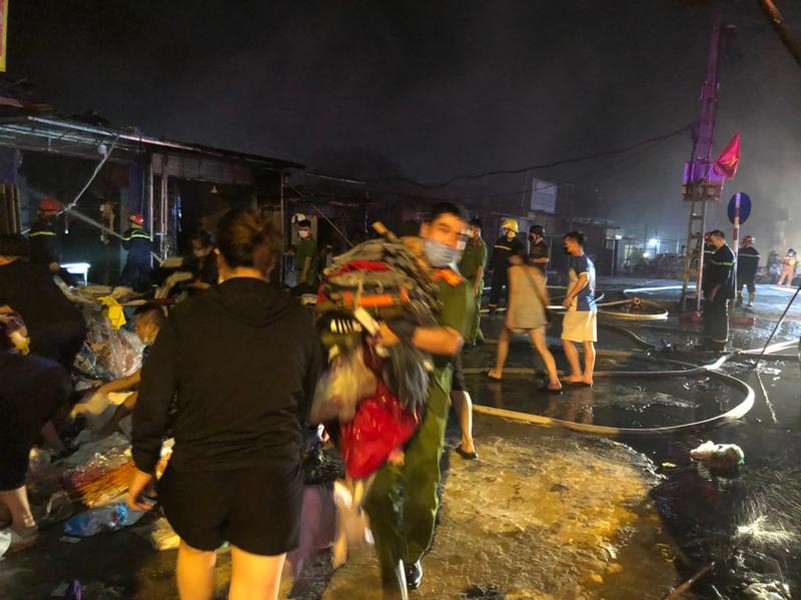 Lực lượng Công an trắng đêm cứu hộ tài sản giúp dân trong vụ cháy ki ốt