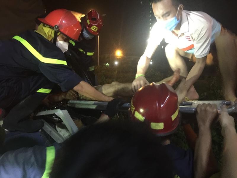 Lực lượng cứu nạn kịp thời đưa nạn nhân bị trọng thương đi cấp cứu 