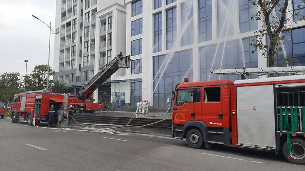 Tiếp cận tòa nhà bằng xe chuyên dụng, cứu người trong tình huống cháy giả định ở căn hộ Vinhomes Symphony