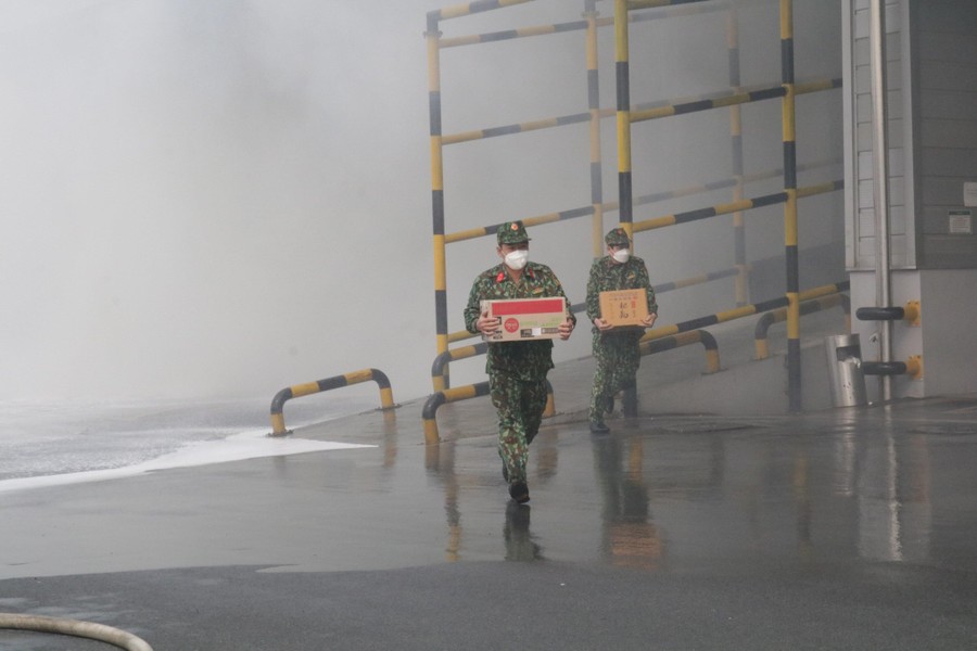 Lửa khói bao trùm khu Công nghiệp Phú Nghĩa, trong tình huống diễn tập tìm kiếm cứu nạn