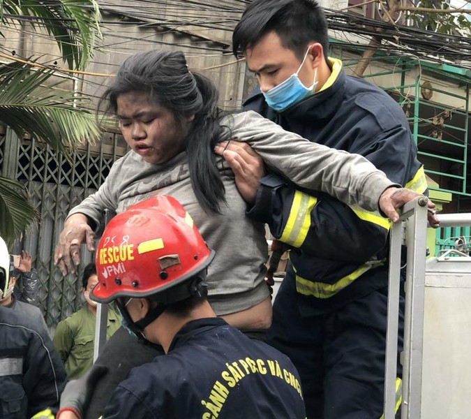 Hình ảnh thót tim bé gái được cứu nạn trong đám cháy