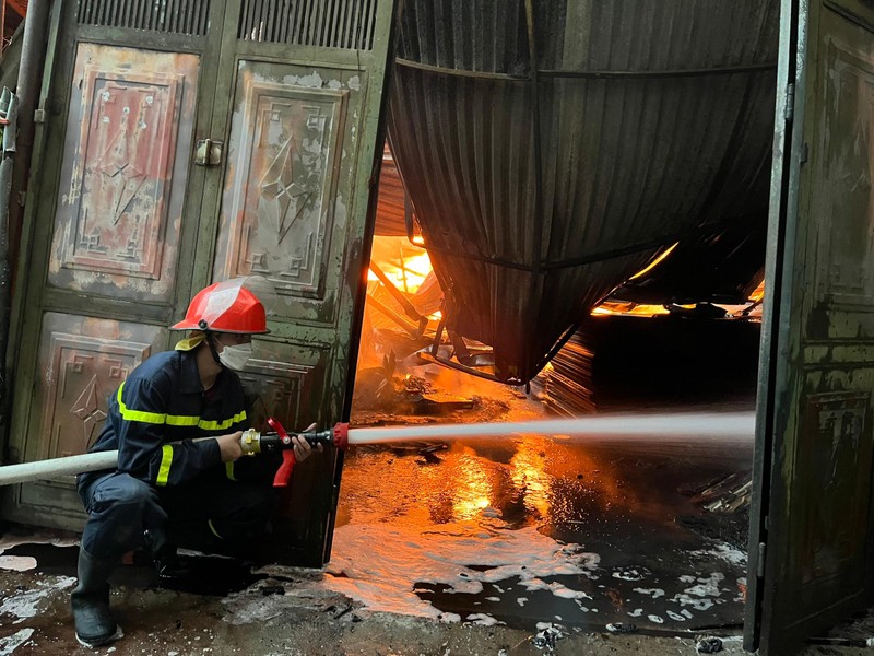 Hình ảnh lính cứu hỏa dốc sức chạy đua với 'biển' lửa tại vụ cháy ở quận Hoàng Mai